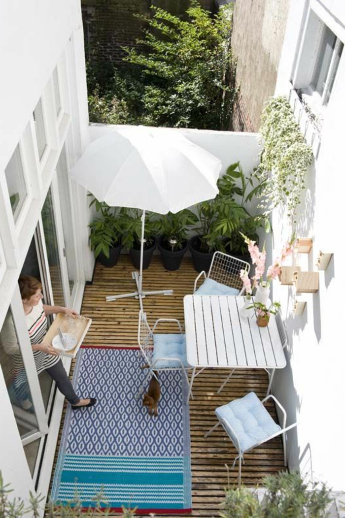 parasol-de-balcon-blanc-extérieur-moderne-sol-en-planchers-bois-meubles-d-extérieur