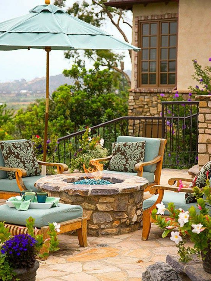 parasol-de-balcon-extérieur-modrne-meubles-d-extérieur-maison-en-pierre-cour-jardin