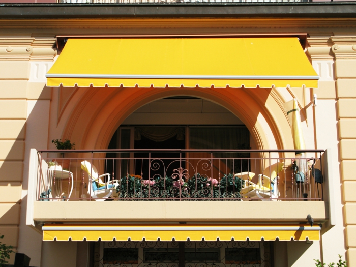 parasol-inclinable-pour-la-terrasse-jardiland-parasol-de-balcon-pas-cher-de-coueur-jaune-terrasse-belle-vue
