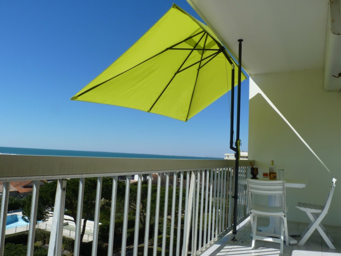 parasol-inclinable-pour-la-terrasse-jardiland-parasol-de-balcon-pas-cher-de-coueur-vert-terrasse-avec-belle-vue