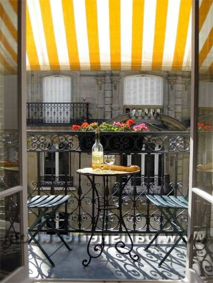 parasol-jardiland-coloré-terrasse-avec-parasol-de-balcon-déporté-parasol-à-rayures-blanc-jaune
