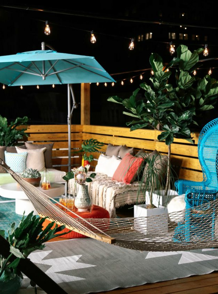 parasol-truffaut-une-jolie-terrasse-avec-parasol-de-balcon-meubles-d-extérieur-modernes