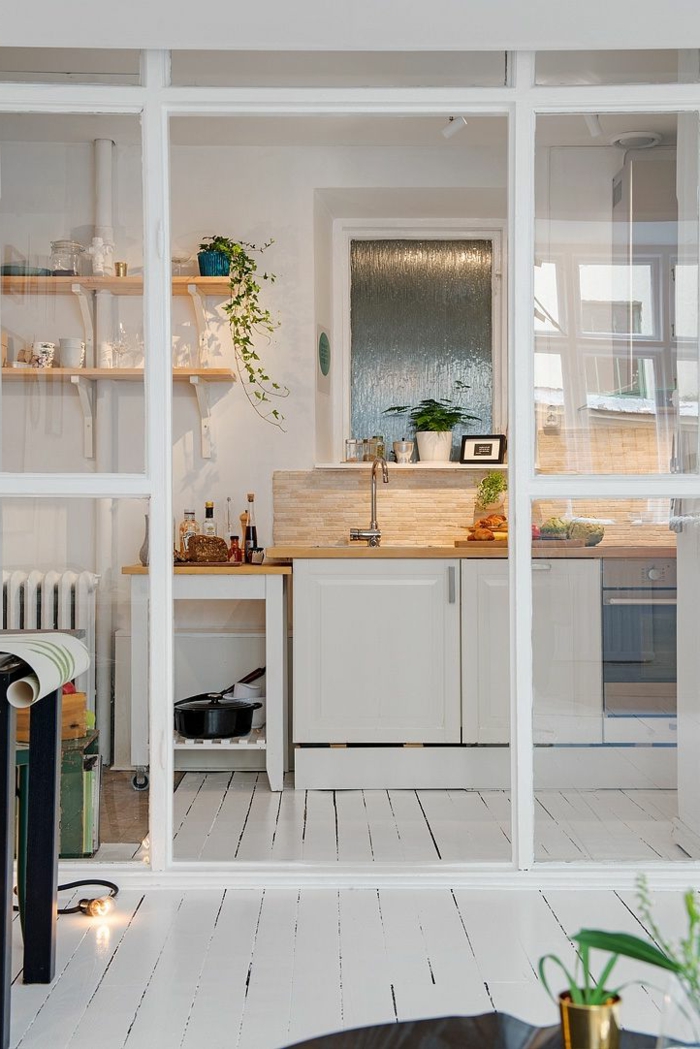 parquet-blanc-cuisine-moderne-derrière-portes-vitrées