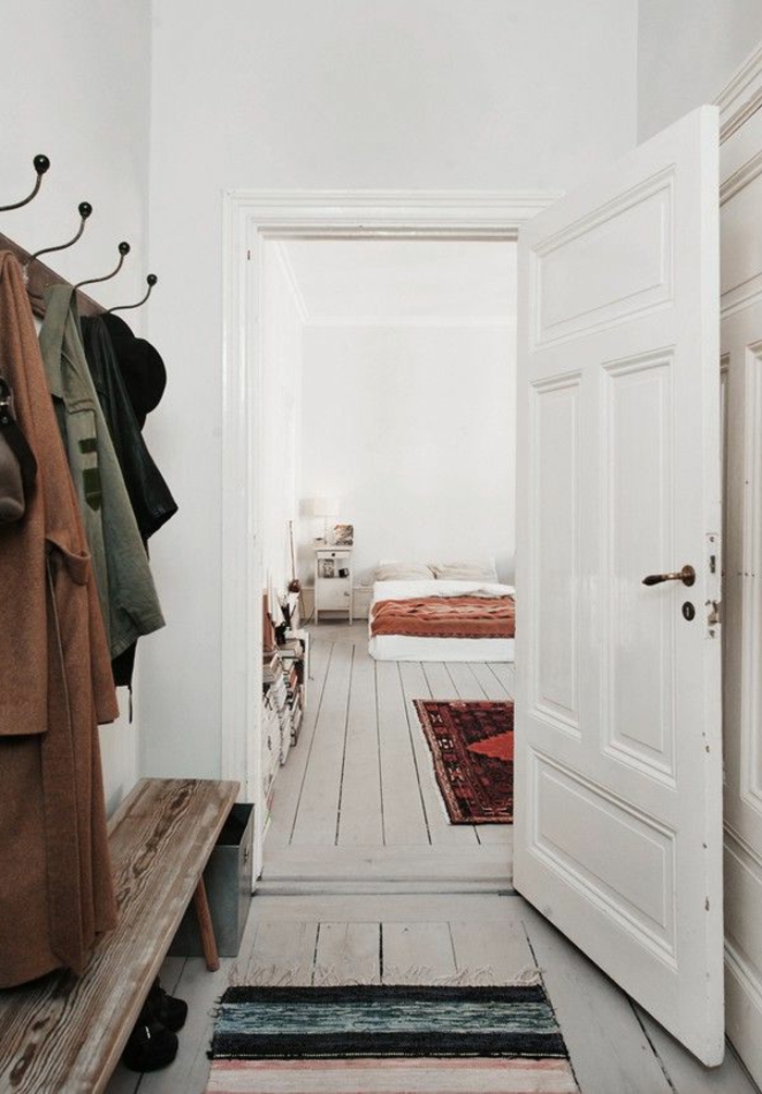 parquet-blanc-dans-l'entrée-porte-manteau-vintage