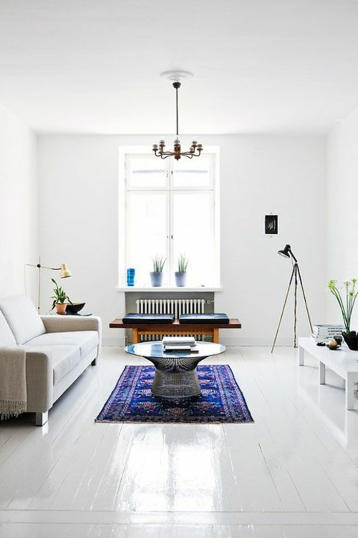 parquet-blanc-salle-de-séjour-élégante-tapis-bleu