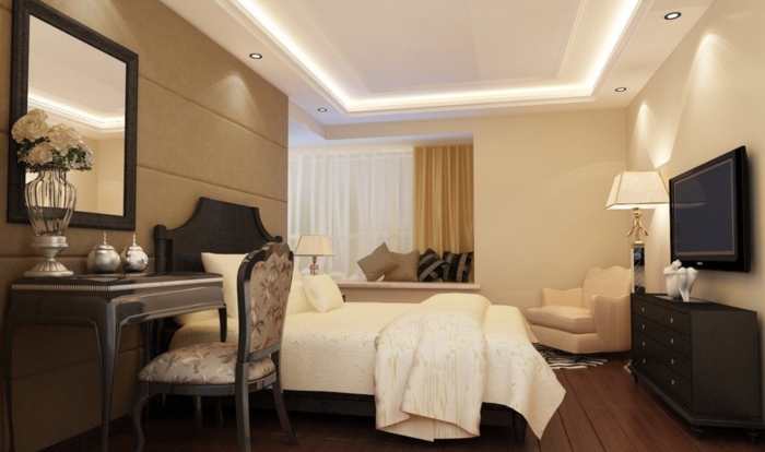 plafond-faux-dans-la-chambre-à-coucher-couverture-blanche-miroir-mural-chaise-baroque