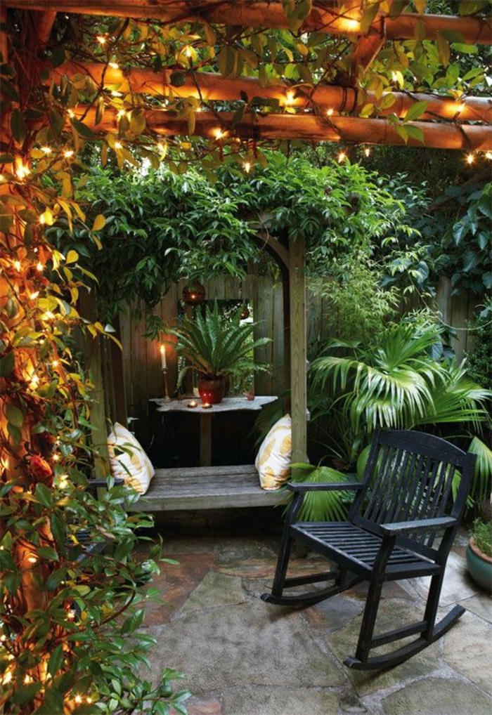plante-grimpante-ombre-dans-le-jardin-chaise-berçante-en-bois-noir-plante-verte-de-jardin