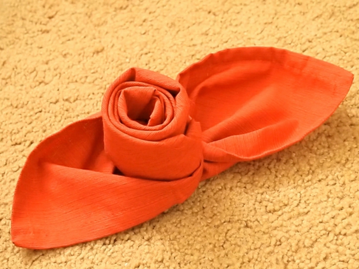 pliage-serviette-fleur-orange-pliage-tissu-orange-mode-de-pliage-serviette-de-table