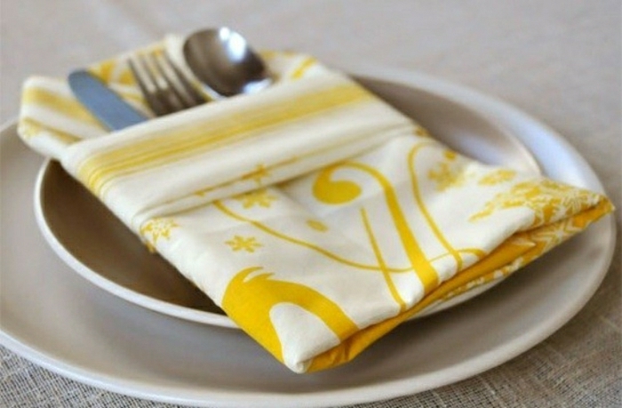 pliage-serviette-jaune-blanc-mode-de-serviette-jaune-blanc-motifs-modernes