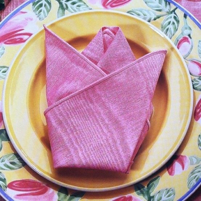 pliage-serviette-tissu-violet-pliage-de-serviette-en-forme-de-fleur-jolie-variante-pour-la-table
