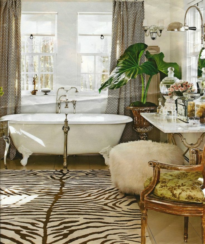 salle-d-eau-de-luxe-tapis-à-rayures-blanches-noirs-baignoire-blanc-chaise-rétro-fenetre-grande
