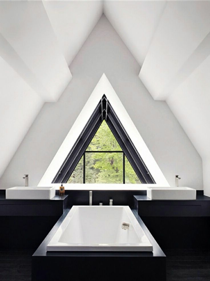 salle-de-bain-murs-blancs-fenetre-en-forme-de-triangle-intérieur-blanc-noir-baignoire