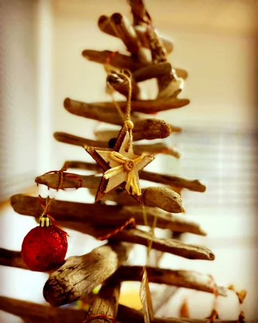 sapin de noel avec du bois flotte