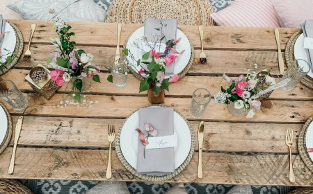 style boheme chic table bois palettes fleurs sauvages assiettes coussins