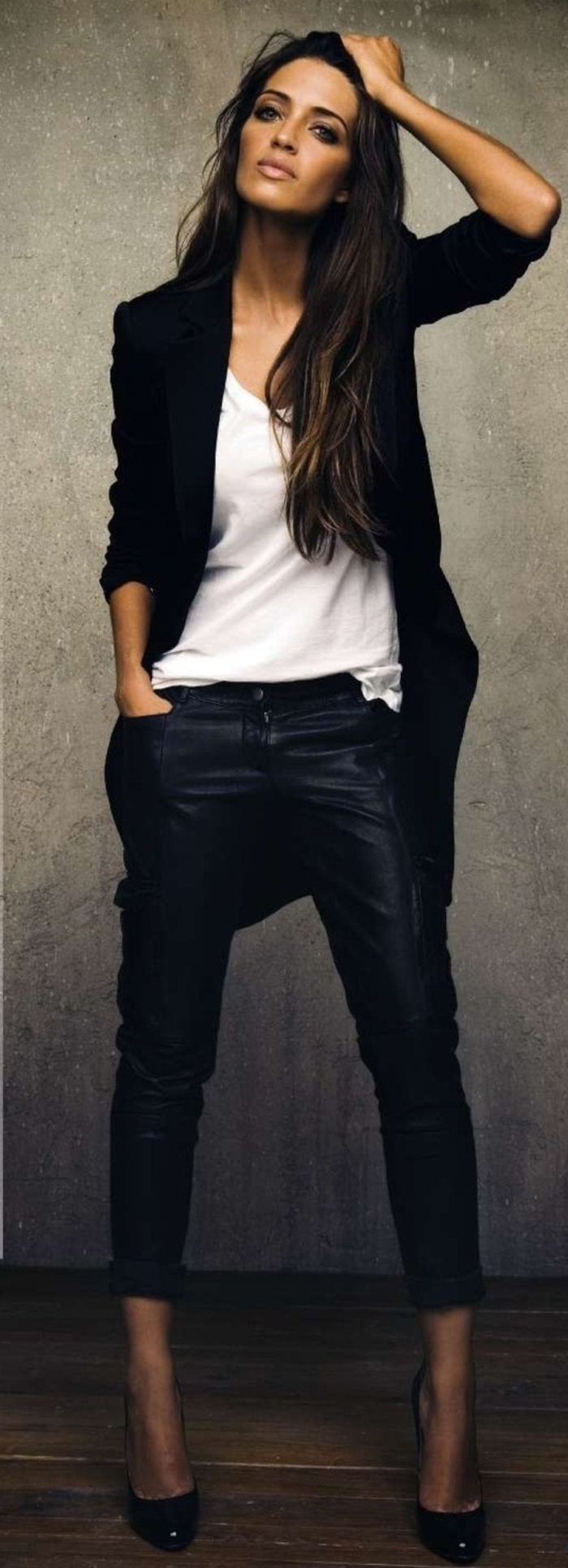 style-casuel-chic-femme-avec-jeans-chaussure-à-talon-noir-chemise-blanche-veste-noire