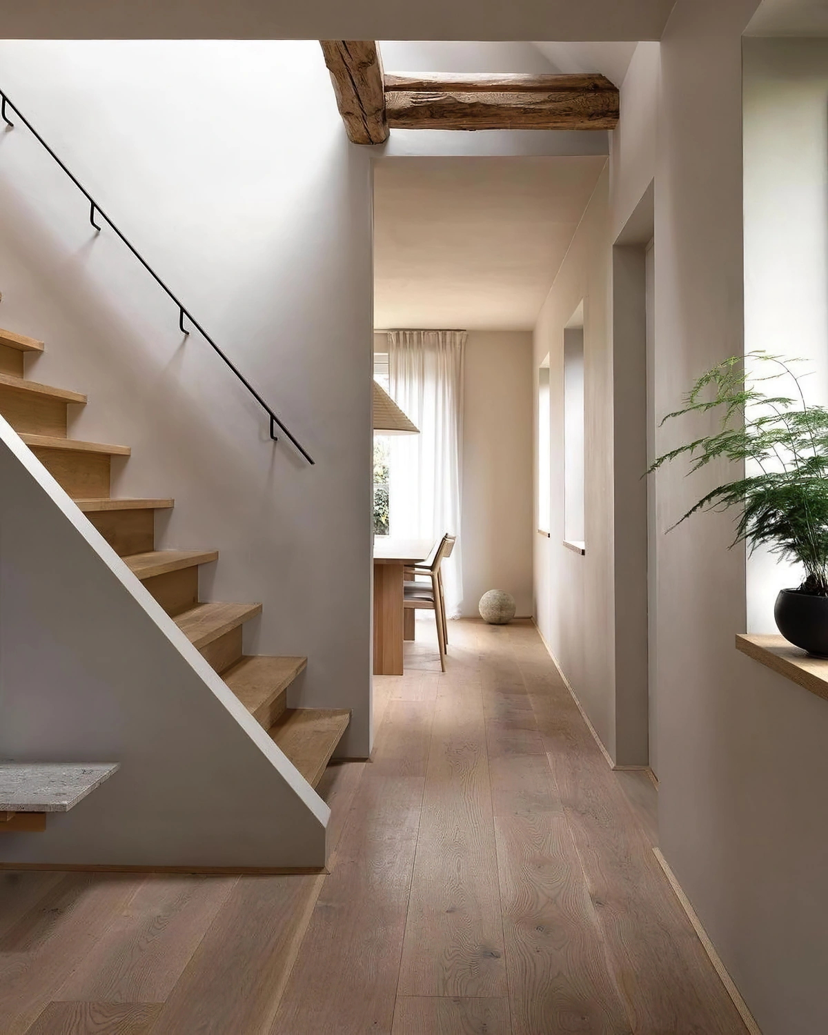 style japonais escalier bois et blanc poutres bois apparentes