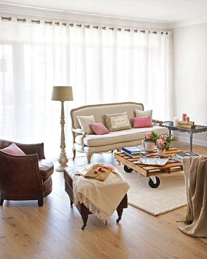table-de-salon-en-palette-sofa-vintag-en-couleur-crème