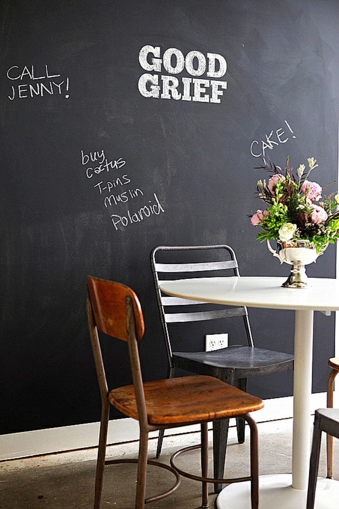 tableau-craie-mural-cadre-decoration-chevalet-ardoise-grand-tableau-noir-table-chaises-à-manger