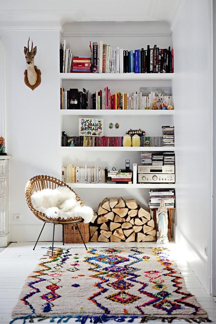 tapis-de-salon-moderne-coloré-pour-le-salon-avec-une-jolie-bibliothèque-murale-en-bois-avec-beaucoup-de-livres