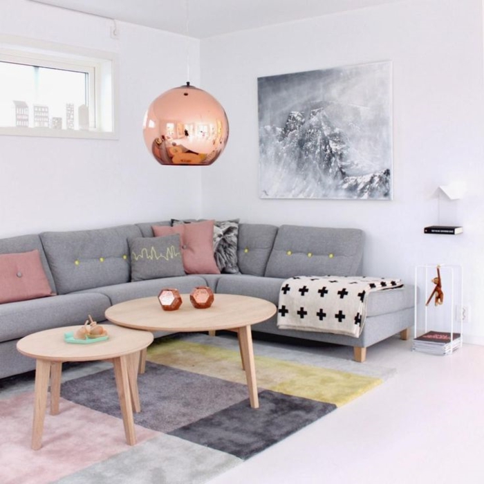 tapis-de-salon-moderne-coloré-pour-le-salon-avec-une-jolie-table-basse-en-bois