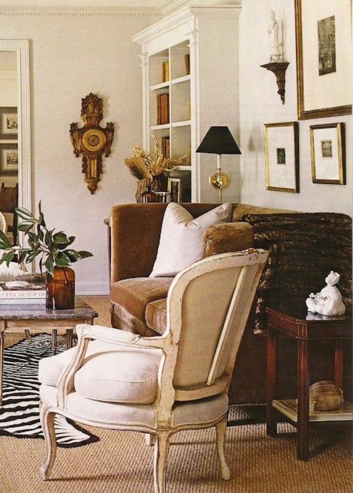 tapis-zebre-dans-le-salon-moquette-en-rotin-beige-intérieur-vintage-chaise-blanche-mur-beige