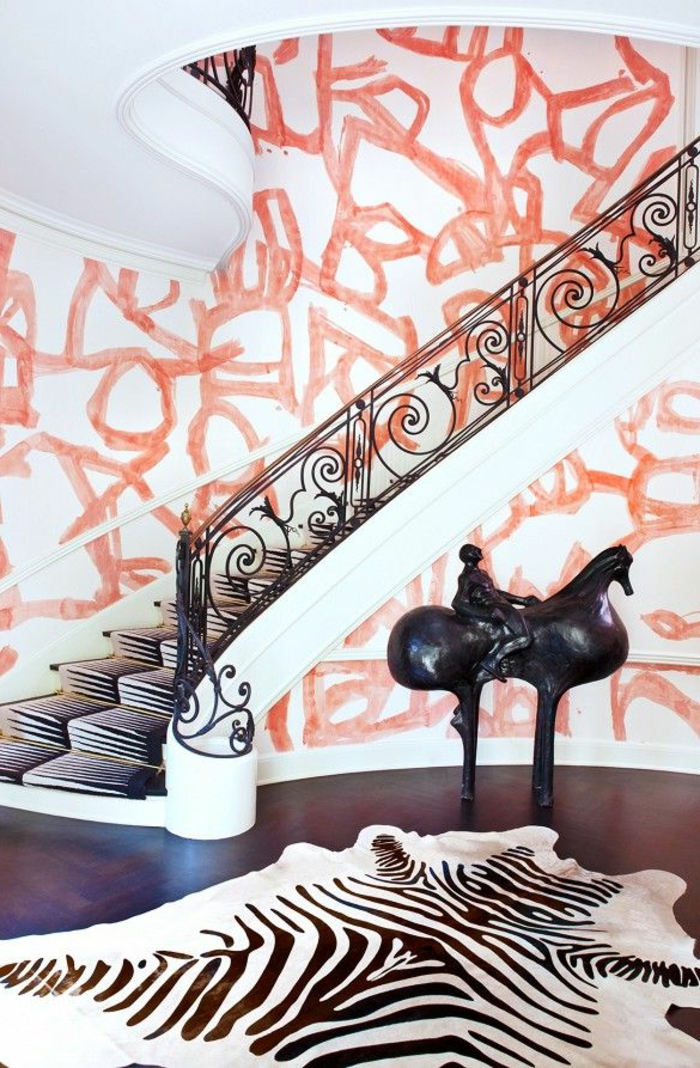tapis-zebre-à-rayures-blanc-noir-intérieur-moderne-escalier-avec-chemin-d-escalier-zebre