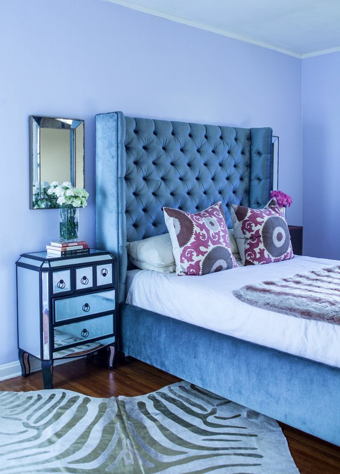 tapis-zèbre-dans-la-chambre-à-coucher-tete-de-lit-beige-sol-en-parquette-foncé-table-de-chevet-originale