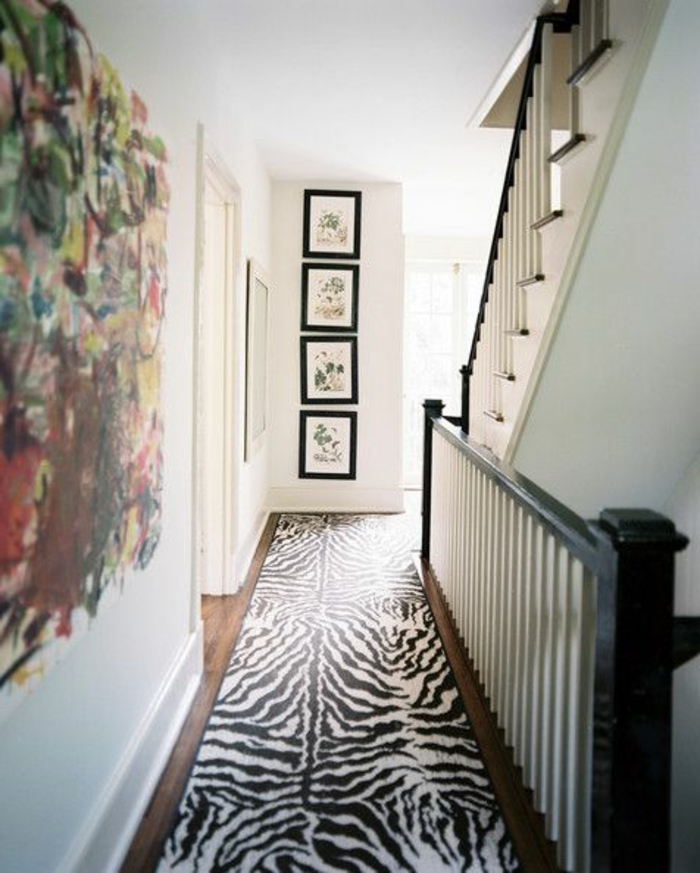 tapis-zèbre-dans-le-couloir-murs-blanches-peintures-muraux-décoration-deco-zebre