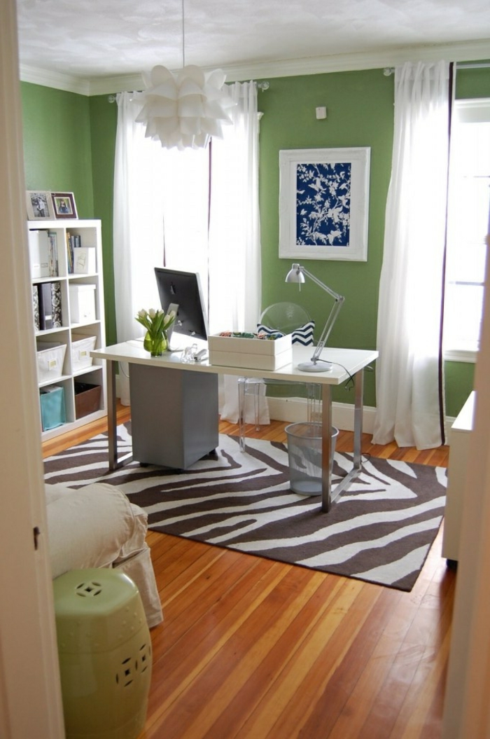 tapis-zèbre-table-en-bois-fleurs-sur-le-bureau-murs-verts-sol-en-parquette-lustre-blanche