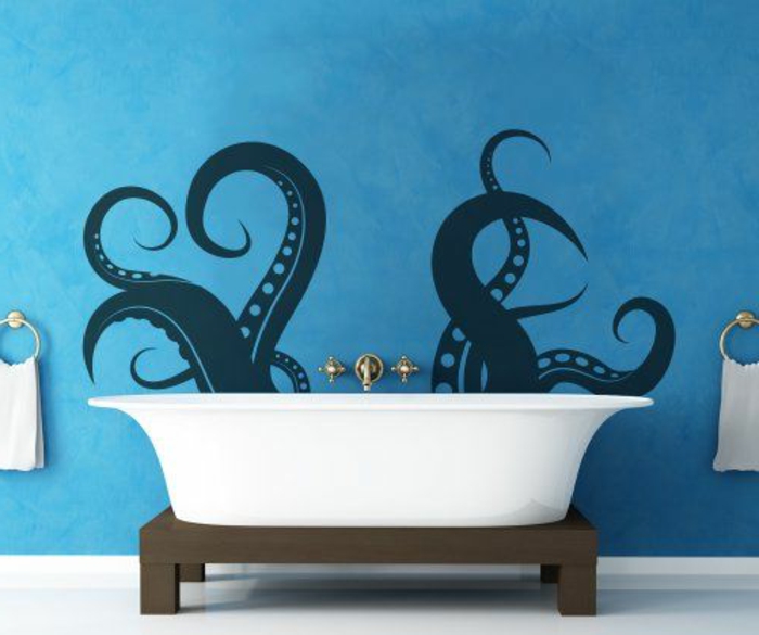 tapisserie-trompe-l-oeil-dans-la-salle-de-bain-murs-bleus-décoration-murale-dans-la-salle-d-eau