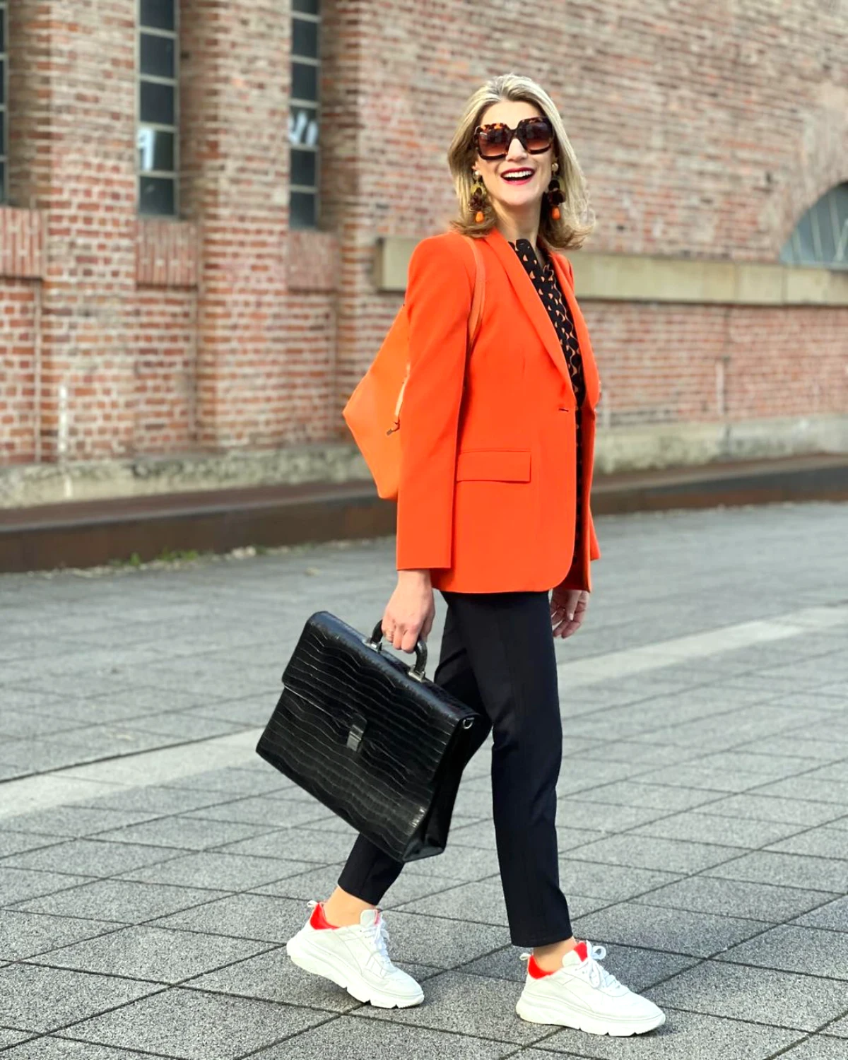 tenue de travail pour femme de 50 ans veste orange sneakers blanches