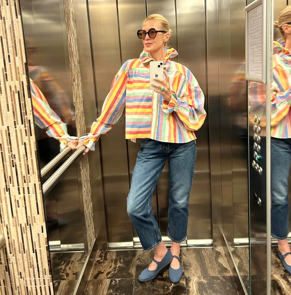tenue tendance femme plus 50 ans chemise rayures verticales