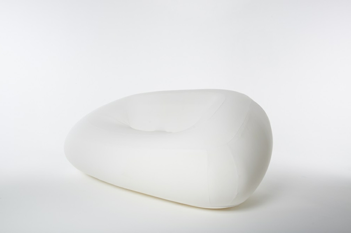 un-gros-fauteuil-gonflable-de-couleur-blanche-les-meubles-gonflables-pas-cher