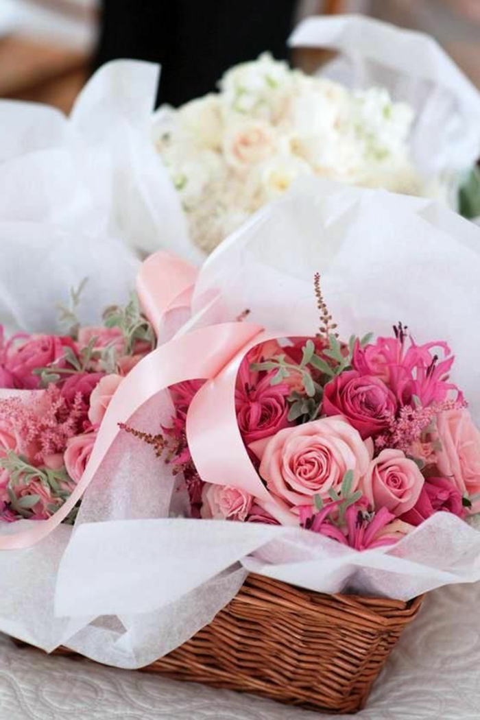 un-joli-boquet-de-roses-colorés-boquet-de-fleurs-gros-bouquet-de-fleurs-signification-des-roses-symbole-rose-rouge