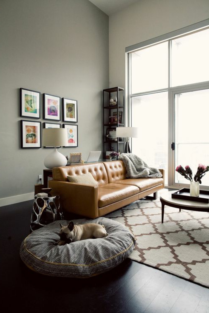 un-joli-canapé-club-cuir-de-couleur-marron-clair-pour-le-salon-moderne-avec-tapis-beige