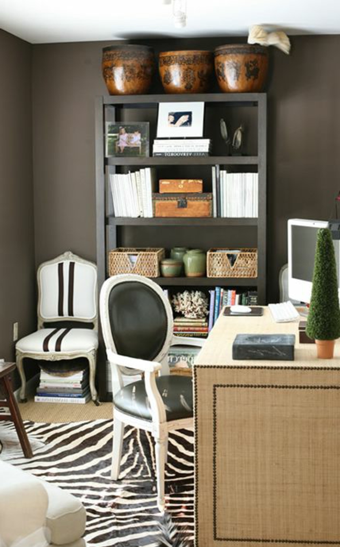 un-joli-coin-de-travail-domicile-avec-bureau-en-bois-chaise-blanche-mur-gris-bibliothèque-en-bois
