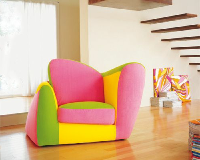 un-joli-fauteuil-gonflable-coloré-pour-le-salon-avec-sol-en-parquette-clair