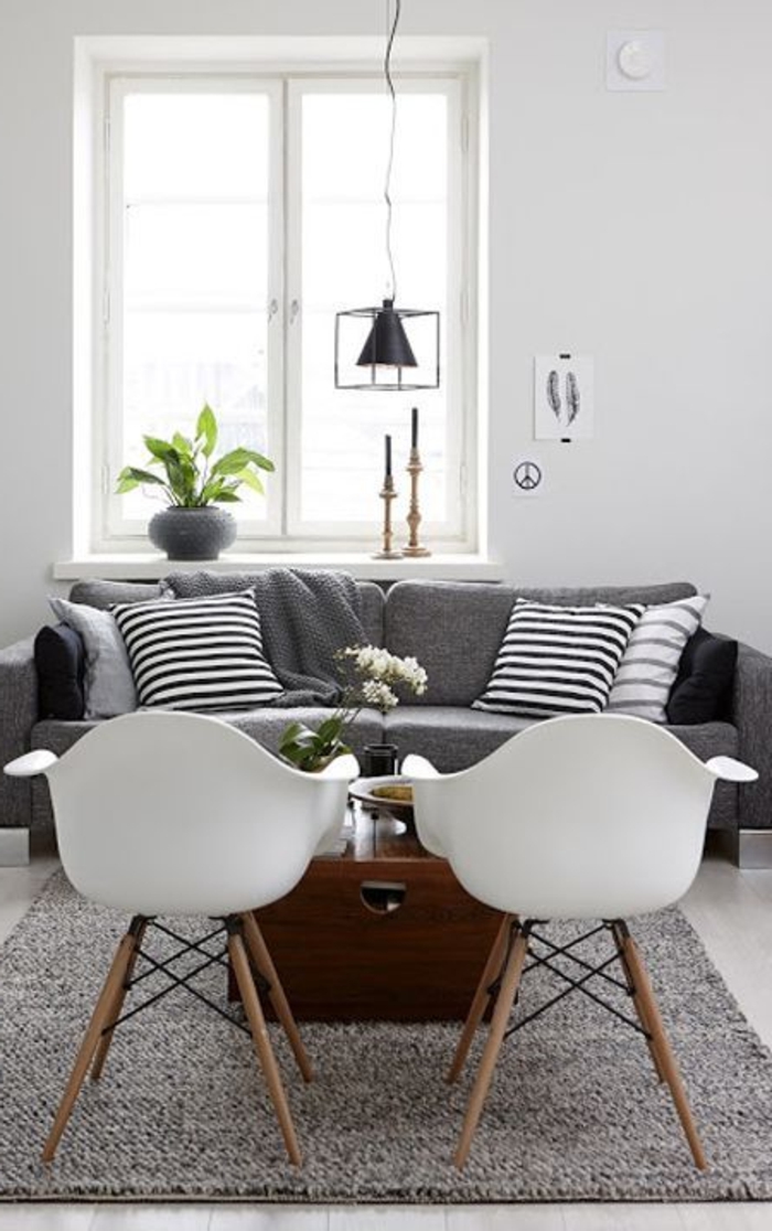 un-joli-salon-de-couelur-gris-chaises-blanches-dans-le-salon-meubles-gris-et-tapis-saint-maclou-gris