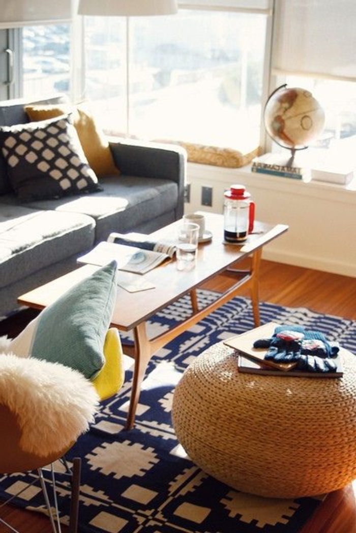 un-joli-tapis-alinea-blanc-bleu-foncé-pour-le-salon-avec-meubles-en-rotin