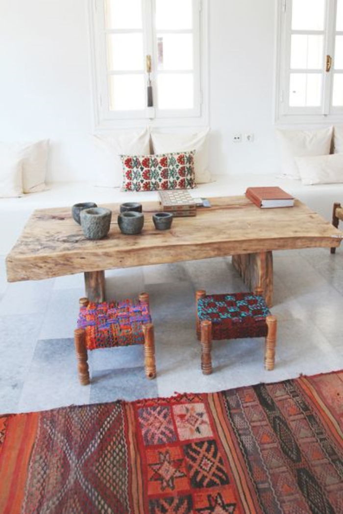 un-salon-de-style-grecque-avec-une-jolie-table-en-bois-cair-et-tapis-alinea-coloré
