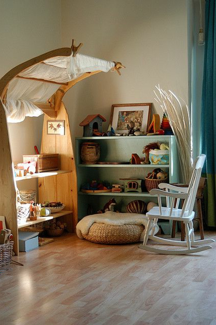 une-jolie-chaise-berçante-dans-la-chambre-d-enfant-sol-en-parquette-clair-meubles-dans-la-chambre-d-enfant
