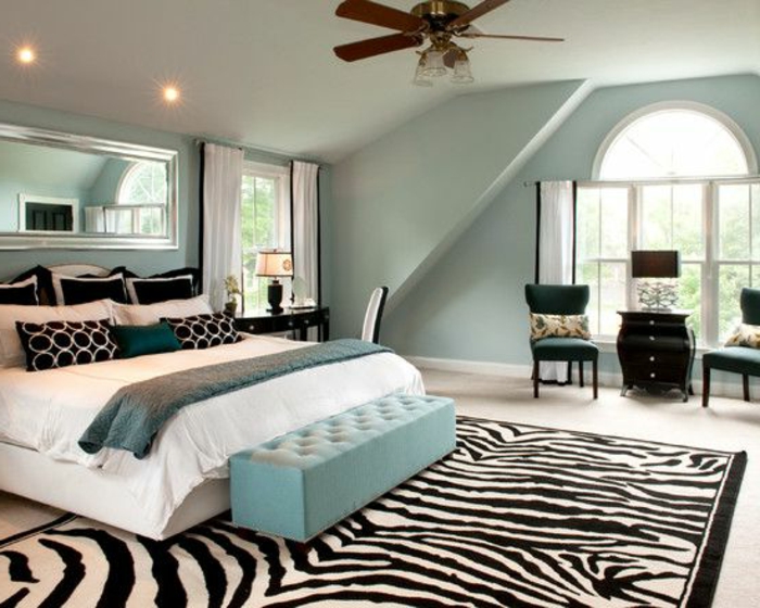une-jolie-chambre-à-coucher-avec-tapis-en-peau-de-zebre-à-rayures-blanches-noirs