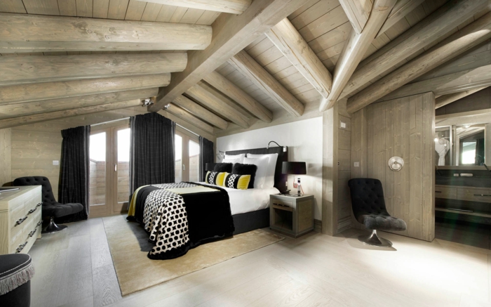 une-jolie-chambre-à-couocher-sous-pente-amenager-comble-rideaux-noirs-interieur-en-bois