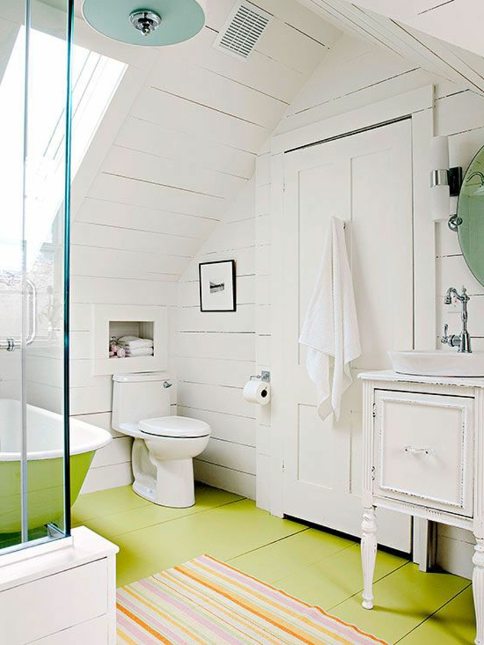 une-jolie-salle-de-bain-sous-pente-aménagement-de-combles-salle-d-eau-blanche