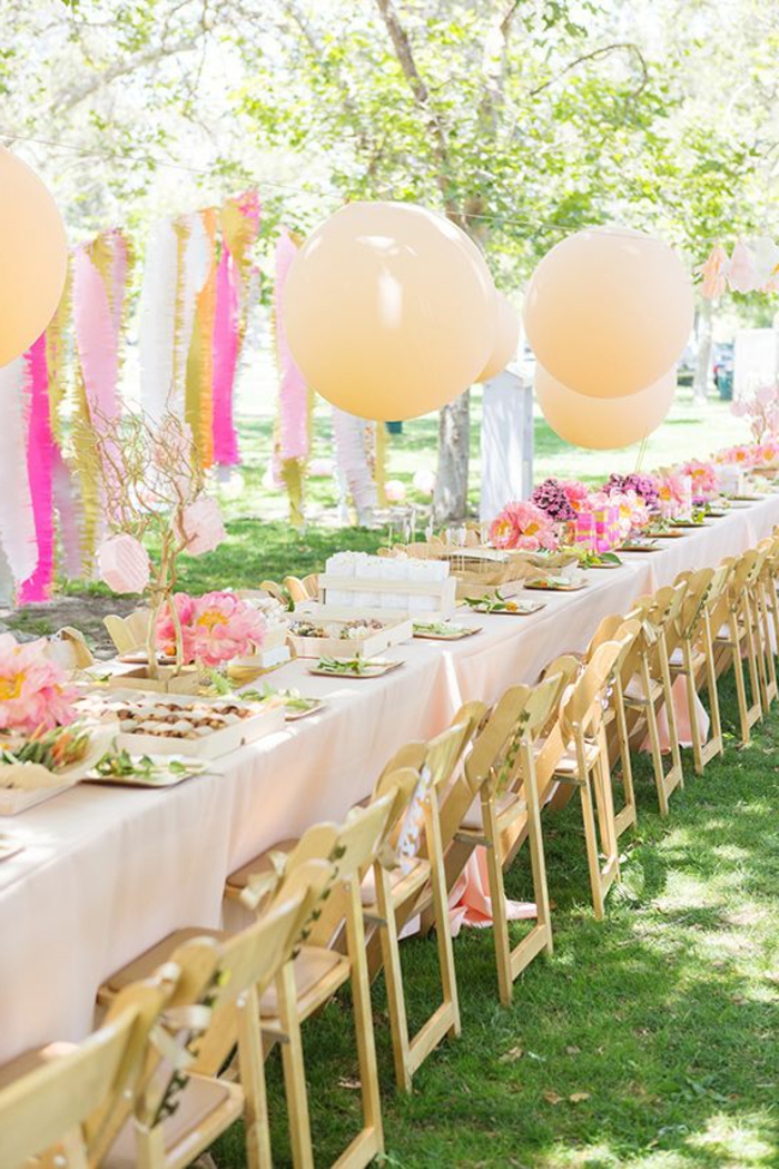une-jolie-table-decorer-pour-anniversaire-avec-beaucoup-de-balons-dans-le-jardin-sur-la-pelouse