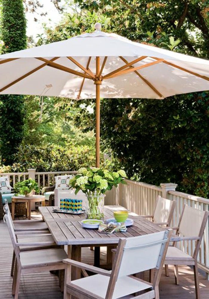 une-jolie-terrasse-avec-parasol-de-balcon-blanc-meubles-d-extérieur-modernes-table-et-chaises-de-balcon