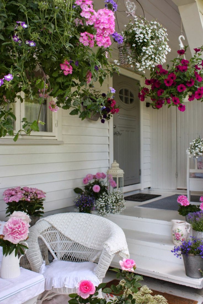 une-jolie-véranda-avec-beaucoup-de-fleurs-extérieur-de-maison-en-bois-porte-en-bois-gris