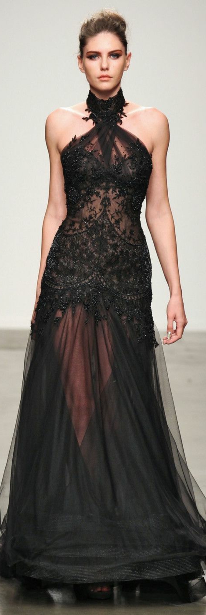 une-vraie-tendance-la-robe-fluide-habillée-de-couleur-noir-femmes-modernes