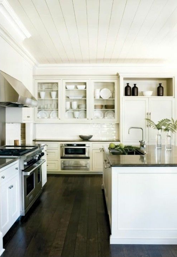 îlot-de-cuisine-en-marbre-noir-meubles-de-cuisine-de-qualité-plafond-en-planchers