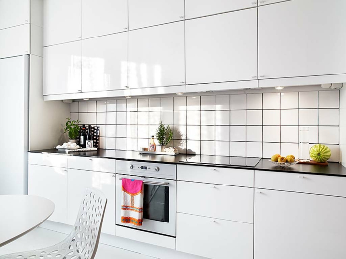 0-cuisines-blanches-avec-carrelage-blanc-et-meubles-blanches-laquées-intérieur-moderne